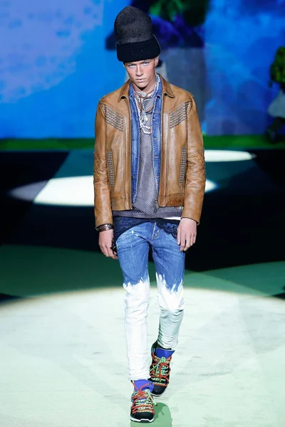 Look 10